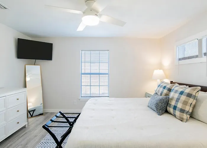 House In Mobile Newly Renovated! Quiet & Centrally Located!